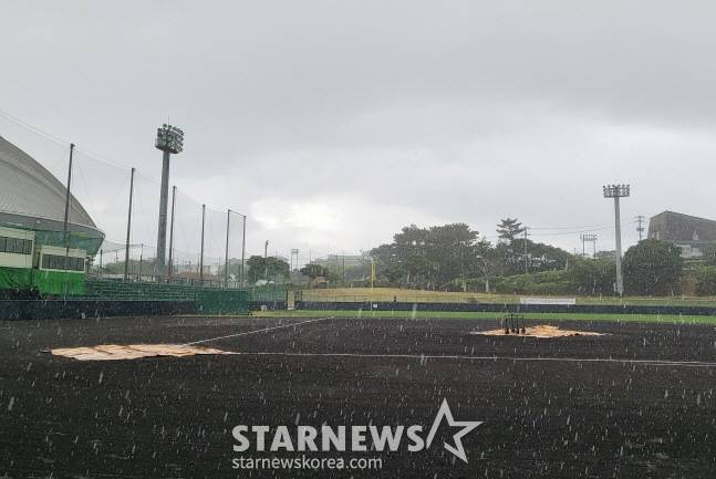 4일 LG와 SSG 연습경기가 열릴 예정이었던 오키나와 기노자 구장에 비가 쏟아지고 있다. /사진=안호근 기자