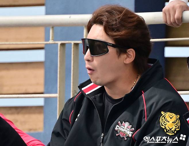 KIA 타이거즈 나성범이 3일 일본 오키나와 스프링캠프에서 연습경기를 지켜보고 있다. 일본 오키나와, 김한준 기자