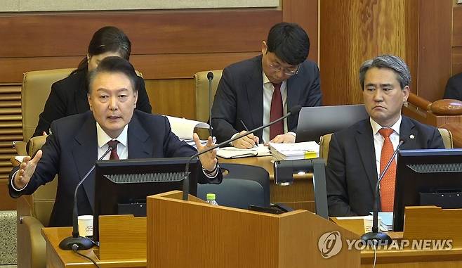 윤석열 대통령, 탄핵심판 5차 변론 진술 (서울=연합뉴스) 윤석열 대통령이 4일 서울 종로구 헌법재판소에서 열린 본인의 탄핵심판 5차 변론에 피청구인으로 출석해 진술하고 있다. 2025.2.4 [헌법재판소 제공. 재판매 및 DB 금지] photo@yna.co.kr