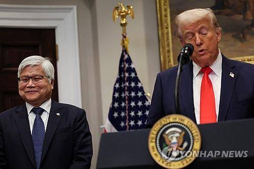 TSMC 대미 투자 발표하는 트럼프 미국 대통령 [워싱턴 로이터=연합뉴스 재판매 및 DB금지]