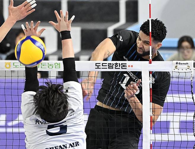 현대캐피탈 레오의 강스파이크 (서울=연합뉴스) 2일 인천 계양체육관에서 열린 도드람 2024~2025 V리그 경기 대한항공과 현대캐피탈 경기에서 현대캐피탈 레오가 스파이크를 시도하고 있다.
    현대캐피탈은 이날 대한항공에 세트 스코어 3-2로 승리를 거두며 시즌 상대 전적 5승1패를 기록해 2013-2014시즌에서 4승 1패를 기록한 뒤 11년 만에 시즌 우위를 기록했다. 2025.3.2 [한국배구연맹 제공. 재판매 및 DB 금지] photo@yna.co.kr