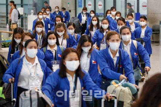 외국인 가사관리사 시범사업에 참여할 필리핀 노동자들의 입국 모습(사진=연합뉴스)