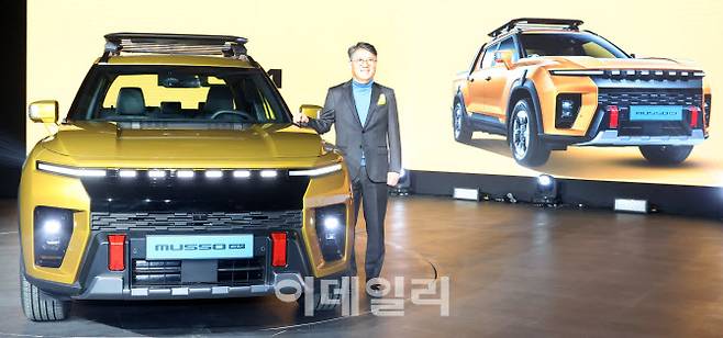 [이데일리 방인권 기자] 곽재선 KG그룹 회장이 5일 경기 평택시 KGM 본사에서 열린 ‘국내 최초 전기 픽업 무쏘 EV’ 행사에서 무쏘 EV와 기념촬영을 하고 있다.