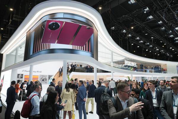 화웨이가 세계 최초 상용 트리플 폴더블 폰을 MWC 2025에 출시했다. 사진=하웨이