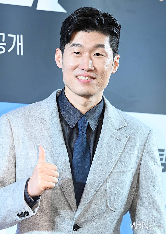 전 축구선수 박지성이 지난해 11월 14일 오후 서울 마포구 스탠포드호텔 서울에서 진행된 예능 '슈팅스타' 미디어 간담회에 참석해 포토타임을 갖고 있다.&nbsp;