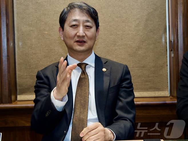 안덕근 산업통상자원부 장관이 2월 28일(현지시간) 미국 워싱턴DC 인근에서 한국 특파원들과 방미 성과에 대해 밝히고 있다. ⓒ News1 류정민 특파원