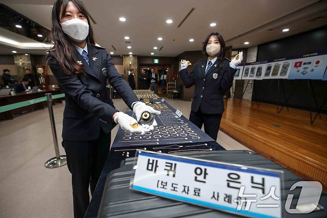 5일 인천 중구 인천공항본부세관 수출입통관청사에서 관계자들이 여행용 캐리어 바퀴에 은닉한 금 밀수품을 공개하고 있다. 관세청 통계에 따르면 최근 국내 금 시세가 국제 시세보다 높은 시기(2017~2021년)에 밀수 적발이 증가했고, 올해 2월 국내 시세가 크게 상승하면서 다시 적발이 증가했다. (공동취재) 2025.3.5/뉴스1 ⓒ News1 김성진 기자