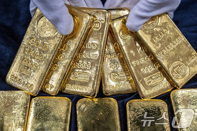 5일 인천 중구 인천공항본부세관 수출입통관청사에서 관계자들이 적발한 금 밀수품을 공개하고 있다. 관세청 통계에 따르면 최근 국내 금 시세가 국제 시세보다 높은 시기(2017~2021년)에 밀수 적발이 증가했고, 올해 2월 국내 시세가 크게 상승하면서 다시 적발이 증가했다. (공동취재) 2025.3.5/뉴스1 ⓒ News1 김성진 기자