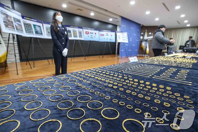 5일 인천 중구 인천공항본부세관 수출입통관청사에서 관계자들이 적발한 금 밀수품을 공개하고 있다. 관세청 통계에 따르면 최근 국내 금 시세가 국제 시세보다 높은 시기(2017~2021년)에 밀수 적발이 증가했고, 올해 2월 국내 시세가 크게 상승하면서 다시 적발이 증가했다. (공동취재) 2025.3.5/뉴스1 ⓒ News1 김성진 기자