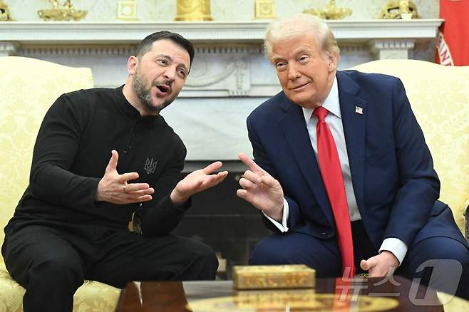 도널드 트럼프 미국 대통령이 28일(현지시간) 워싱턴 백악관에 도착한 볼로디미르 젤렌스키 우크라이나 대통령과 정상 회담을 하고 있다. 2025.03.01 ⓒ AFP=뉴스1 ⓒ News1 우동명 기자