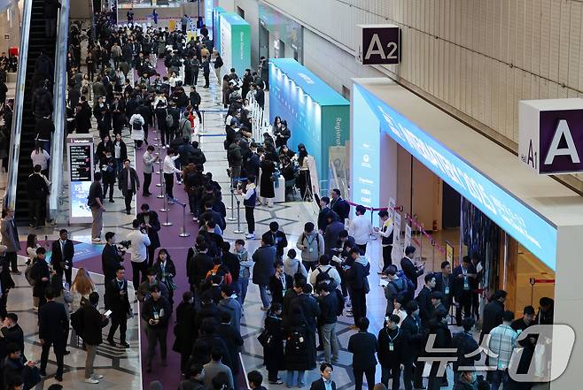 5일 서울 강남구 코엑스에서 열린 ‘인터배터리 2025’ 전시장 앞이 개막 전 입장을 기다리는 관람객으로 붐비고 있다. 2025.3.5/뉴스1 ⓒ News1 박세연 기자