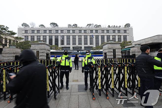 4일 오전 서울 종로구 재동 헌법재판소 앞에서 경찰이 경계 근무를 하고 있다. 헌법재판관들은 이날부터 윤석열 대통령 탄핵 심판 평의를 진행한다./뉴스1 ⓒ News1 박정호 기자