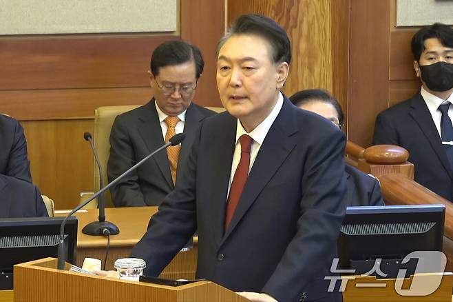 윤석열 대통령이 지난달 25일 오후 서울 종로구 헌법재판소에서 열린 대통령 탄핵심판 최종(11차) 변론기일에 출석해 최종의견을 진술하고 있다. (헌법재판소 제공. 재판매 및 DB 금지)/뉴스1 ⓒ News1 민경석 기자