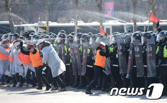 2017년 3월 7일 오전 경기도 과천시 서울대공원 주차장에서 열린 '2017 상반기 기동부대 지휘검열'에 참가한 경기지방경찰청 소속 경찰들이 불법 시위대를 진압하는 훈련을 하고 있다. 2017.3.7/뉴스1 ⓒ News1 오장환 기자