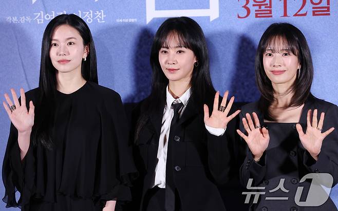 배우 이설(왼쪽부터)과 권유리, 곽선영이 5일 서울 용산구 CGV용산아이파크몰에서 열린 영화 '침범 (감독 김여정, 이정찬)' 언론시사회에 참석해 포즈를 취하고 있다. '침범'은 기이한 행동을 하는 딸 소현(기소유 분)으로 인해 일상이 붕괴되고 있는 영은(곽선영 분)과 그로부터 20년 뒤 과거의 기억을 잃은 민(권유리 분)이 해영(이설 분)과 마주하며 벌어지는 균열을 그린 심리 파괴 스릴러다. ⓒ News1 권현진 기자