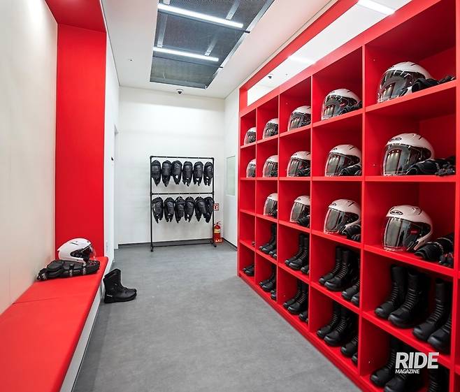 안전장비를 사이즈별로 다양하게 준비해놓았다