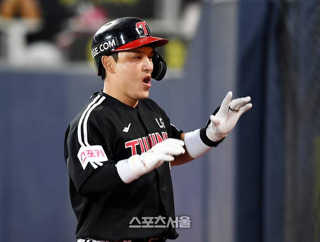 LG 박동원이 수원 KT위즈파크에서 열린 KT와 2024 KBO 준플레이오프 3차전 2회초 1사 좌월홈런을 날린 후 염경엽 감독과 하이파이브를 하고 있다. 수원 | 최승섭기자 thunder@sportsseoul.com