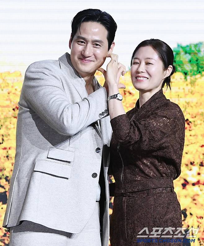 넷플릭스 시리즈 '폭삭 속았수다' 제작보고회가 5일 서울 여의도 콘래드 호텔에서 열렸다. 박해준과 문소리가 함께 포즈 취하고 있다. 정재근 기자 cjg@sportschosun.com/2025.3.5/