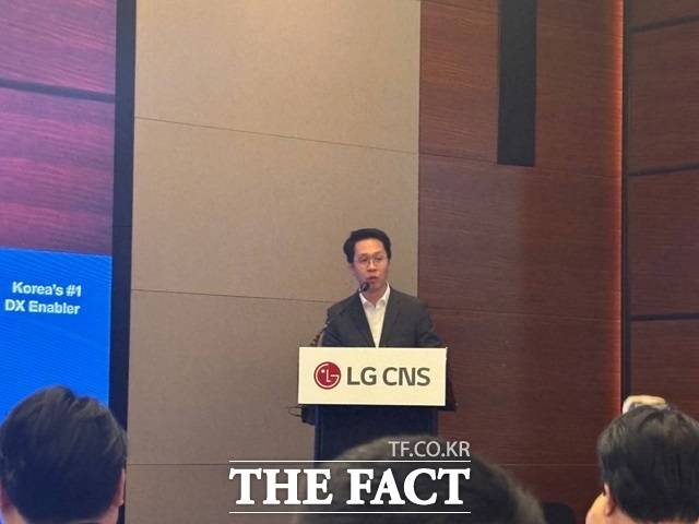 홍진헌 LG CNS 상무가 지난 1월 9일 서울 여의도 콘래드호텔에서 열린 기업공개(IPO) 기자간담회에서 LG CNS의 상장 후 계획에 대해 설명하고 있다. /이라진 기자