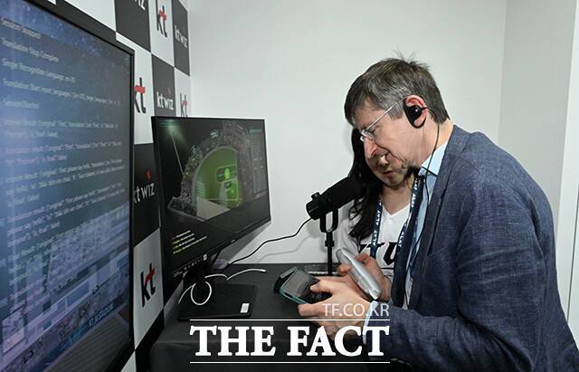 브누아 톨로팅 프랑스 통신사 부이그텔레콤(Bouygues Telecom) 대표가 4일(현지시간) 스페인 바르셀로나 피라 그란 비아 전시장에서 열린 '모바일 월드 콩그레스(MWC) 2025' KT 부스를 둘러보고 있다. /바르셀로나=사진공동취재단