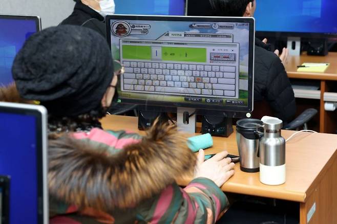 주민 정보화 교육에 참여한 한 어르신이 컴퓨터를 이용해 타자 연습을 하고 있다. 광주 광산구 제공.