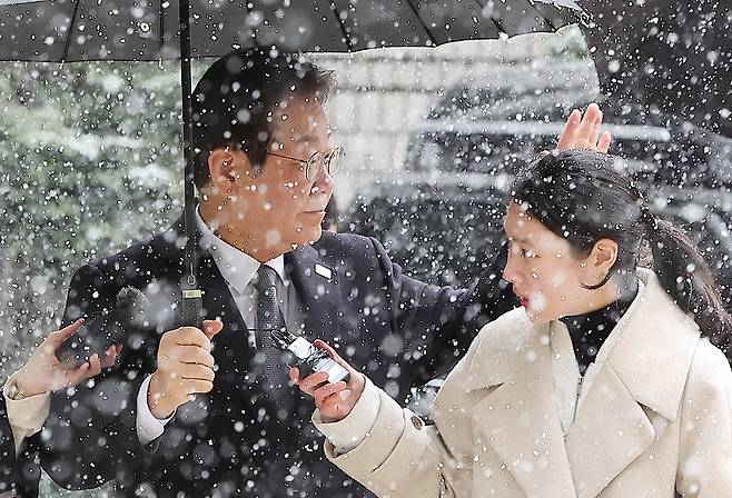 (서울=뉴스1) 김진환 기자 = 이재명 더불어민주당 대표가 4일 서울 서초구 서울중앙지방법원에서 열린 '대장동·위례·성남FC·백현동 의혹' 관련 특정범죄가중처벌등에관한법률위반(뇌물) 혐의 공판에 출석하고 있다. 2025.3.4/뉴스1