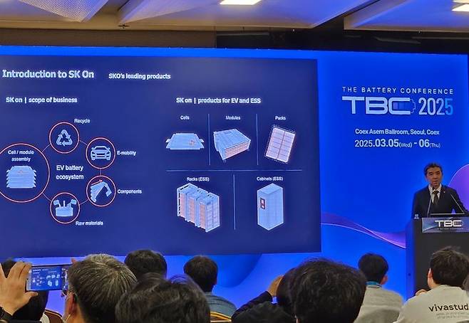 김상진 SK온 부사장은 5일 서울 강남구 코엑스에서 열린 인터배터리 '더 배터리 컨퍼런스'에서 발표하고 있다. ⓒ데일리안 정진주 기자