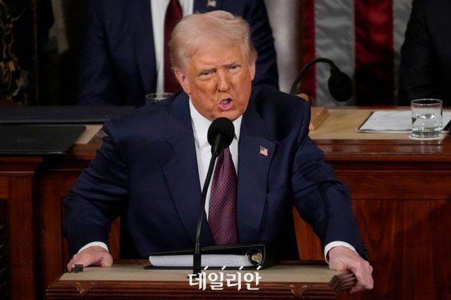 도널드 트럼프 미국 대통령이 4일(현지시간) 미 의회에서 상·하원 합동 연설을 하고 있다. ⓒ뉴시스