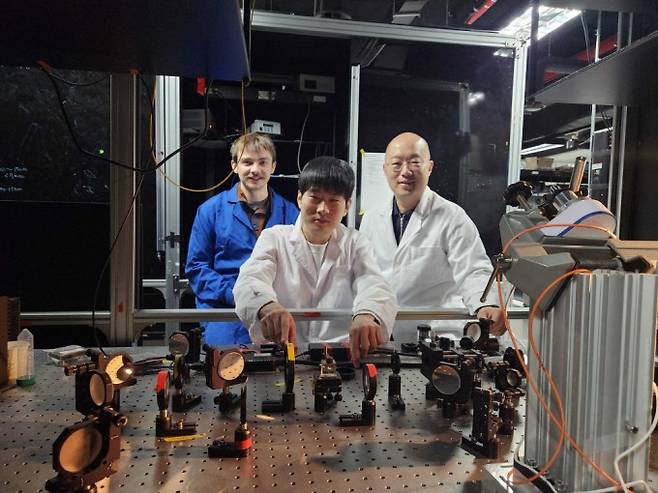 (왼쪽부터) 에르베 우고네 KAIST 물리학과 박사, 오철민 석박사통합과정생, 박용근 교수. KAIST 제공.