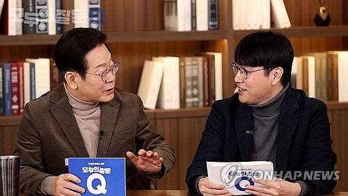 더불어민주당 싱크탱크인 민주연구원의 집단지성센터는 2일 이재명 대표가 'AI와 대한민국, 그리고 나'를 주제로 전문가들과 나눈 첫 대담 영상을 유튜브 채널에 공개했다. [더불어민주당 제공=연합뉴스]