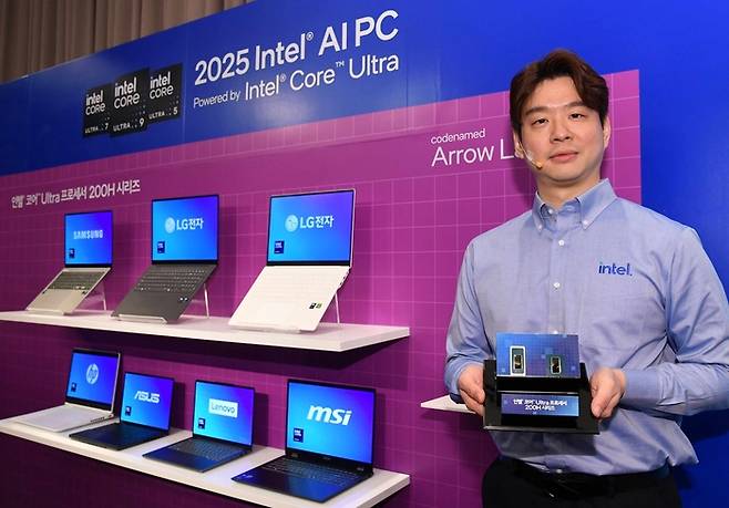 박승재 인텔코리아  상무가 5일 인텔 테크 데이에서 인텔 코어 울트라 200H 및 HX 시리즈 프로세서를 소개했다.