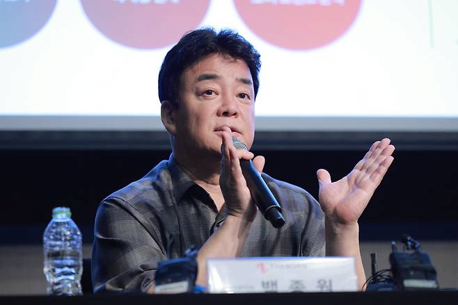 image.png 백종원, 배당금으로 약 18억 수령···주가 급락에 더본코리아 대표 지분 가치는 42% ‘증발’