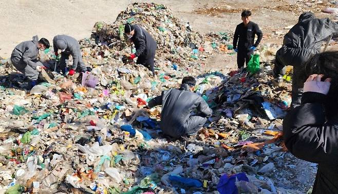 지난 24일 오후 세종시 조치원 소각장에서 쓰레기처리 업체 직원들이 한 시민이 실수로 버린 현금 2600만원을 쓰레기 더미 속에서 찾고 있다. 세종시 제공