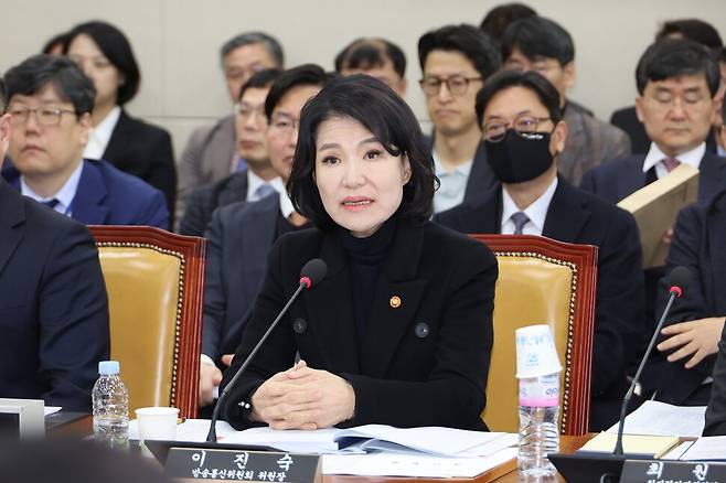 이진숙 방송통신위원장이 5일 국회 과학기술정보방송통신위원회 전체회의에서 현안질의에 답하고 있다. 연합뉴스