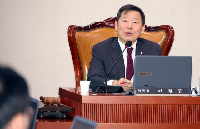 이철규 국회 산업통상자원중소벤처기업위원회 위원장이 지난 2월 19일 오전 서울 여의도 국회에서 열린 산자위 전체회의에서 발언을 하고 있다.