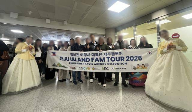 지난달 28일 오후 필리핀 마닐라발 첫 전세기가 제주에 도착하자 제주국제공항에서 환영행사가 열리고 있다. 제주도 제공