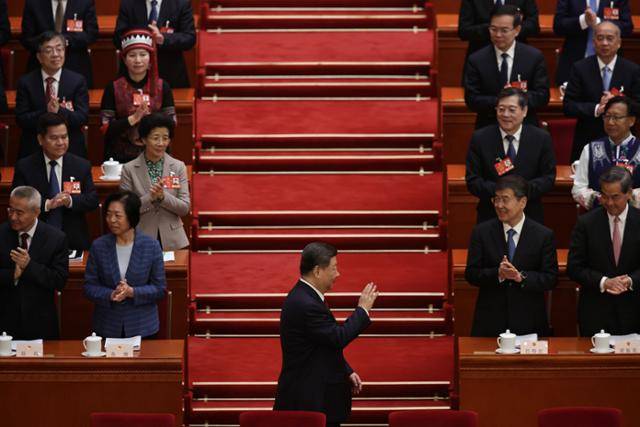 시진핑(가운데) 중국 국가주석이 5일 베이징 인민대회당에서 열린 제 14기 전국인민대표회의 제3차 개회식에 도착해 참가자들에게 인사를 건네고 있다. 베이징=EPA 연합뉴스