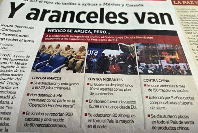 미국의 멕시코산 제품 25% 관세 부과 시행일인 4일 멕시코 수도 멕시코시티의 한 건물에 배달된 멕시코 일간지 1면. 미국의 대멕시코 관세 부과 기사가 게재돼 있다. 멕시코시티=연합뉴스