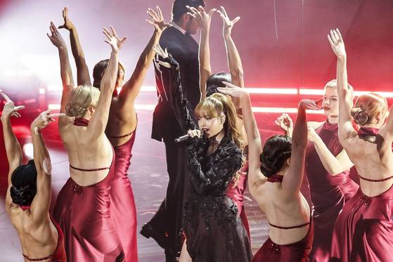 리사가 2일(현지시간) 미국 LA 할리우드 돌비 극장에서 열린 제97회 아카데미 시상식에서 미국 래퍼 도자 캣, 레이와 함께 축하 무대를 선보였다.EPA=연합뉴스