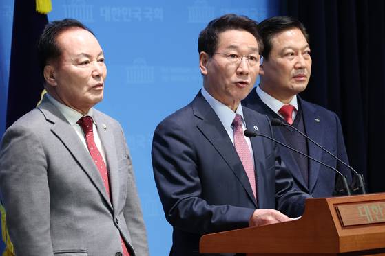 대한민국 시도지사협의회장인 유정복 인천시장이 지난 4일 오후 서울 여의도 국회 소통관에서 분권형 헌법 게정안 관련 기자회견을 하고 있다. 뉴스1