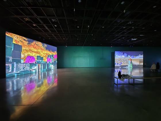 최근 마친 대구미술관의 전시장면. 신작 '러브스토리'는 한국의 구전설화로 작창한 판소리, 폐가전 위에서 벌인 사자춤 공연의 반전 영상이다. 대구=권근영 기자