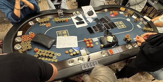 홀덤펍 내 카지노 테이블. 서울경찰청 제공