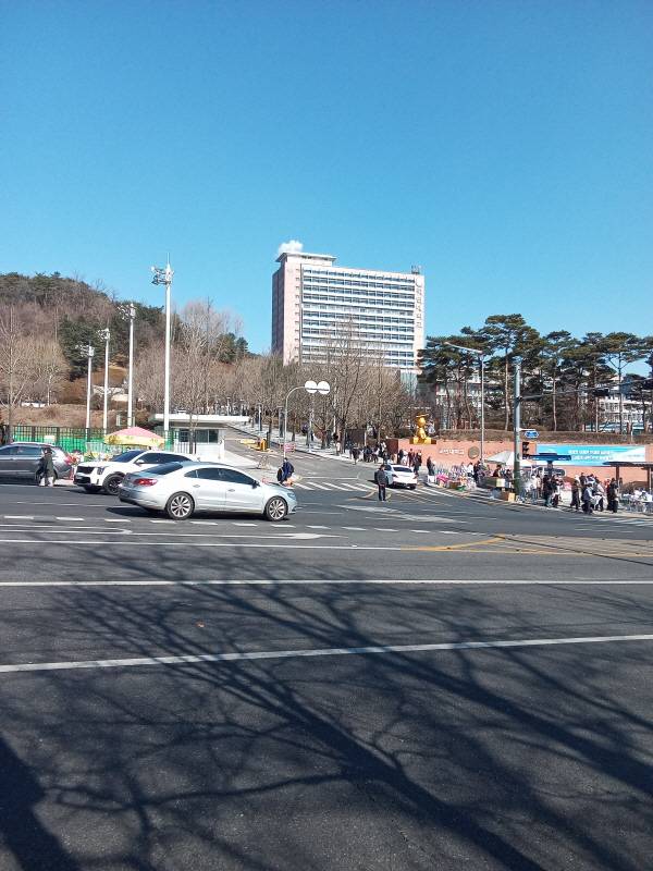 에이엘티 AT-M140S 후면 카메라로 한 대학 건물을 촬영한 모습. 정옥재 기자