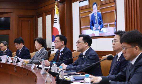 최상목(가운데) 대통령 권한대행 부총리 겸 기획재정부 장관이 5일 정부서울청사에서 ‘국정현안관계장관회의 겸 경제관계장관회의 겸 산업경쟁력강화관계장관회의’를 주재하고 있다. 연합뉴스