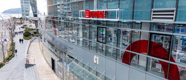 최근 다이소가 초대형 매장을 앞세워 지역 백화점, 아웃렛, 고급 주상복합건물 등까지 속속 진출하고 있다. 5일 부산 최대인 약 2000㎡ 규모로 지난해 12월 개점한 부산 해운대구 다이소 마린시티점 앞을 시민이 지나고 있다. 이원준 기자 windstorm@kookje.co.kr