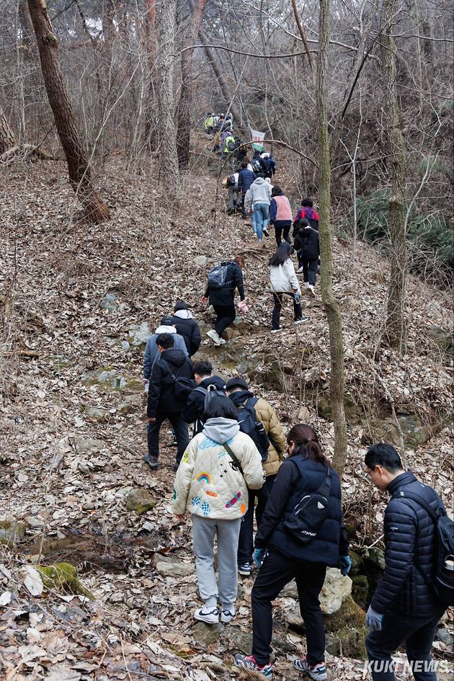 지난 1일 충남 공주시에서 진행된 시나브로 치유길 힐링 걷기 행사에 참가한 시민들이 마곡사 주변 백범명상길을 걷고 있다.