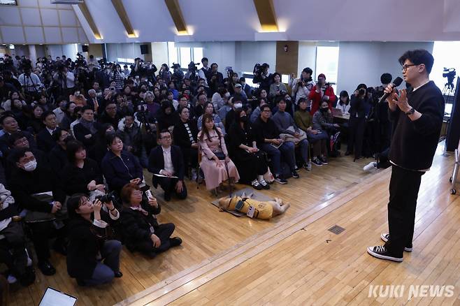 한동훈 국민의힘 전 대표가 5일 서울 마포구 청년공간JU에서 열린 한동훈의 선택, 국민이 먼저입니다 발간 기념 북콘서트에서 발언하고 있다.&nbsp;