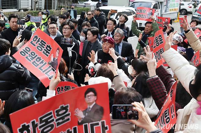 한동훈 국민의힘 전 대표가 5일 오후 서울 마포구 청년문화공간 JU에서 열린 자서전 ‘국민이 먼저입니다’ 북 콘서트에 앞서 행사장 밖에 도열한 지지자들과 인사를 나누고 있다.