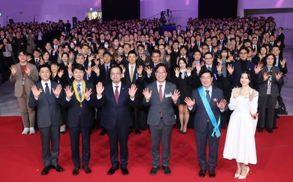 최상목(왼쪽에서 세번째) 대통령 권한대행 부총리, 송언석(오른쪽에서 세번째) 국민의힘 의원 등이 4일 서울 중구 동대문디자인플라자에서 열린 제59회 납세자의 날 기념식에서 성실납세자 표창 수상자인 지진희(왼쪽) 박하선(오른쪽) 등과 기념사진을 촬영하고 있다. 김지훈 기자