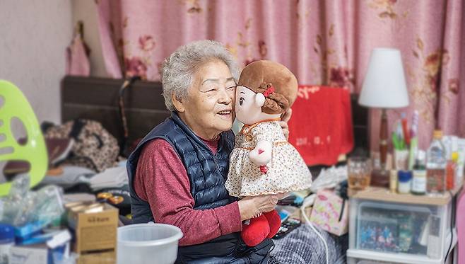 봉제인형 닮은 돌봄로봇
국내 기업에서 개발한 AI 돌봄로봇 효돌. 인사부터  식사 챙기기, 투약시간 등을 안내하고 상호작용을 통해 노인들과 정서적 친근감을 주고받는다.  효돌